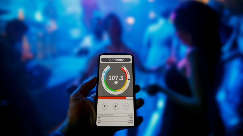 Sonomètre dans un contexte festif bruyant, tel que concert ou discothèque