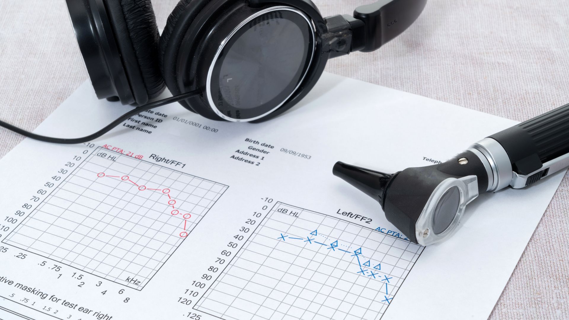 Un casque posé sur un audiogramme