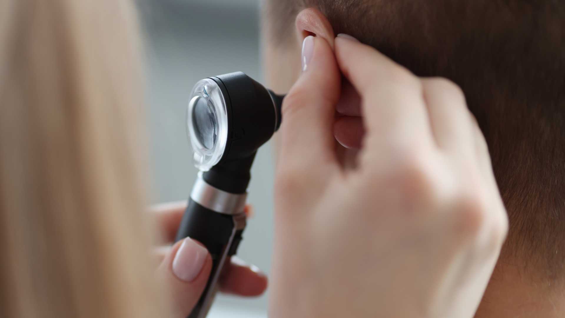 Examen d'un tympan à l'aide d'un otoscope